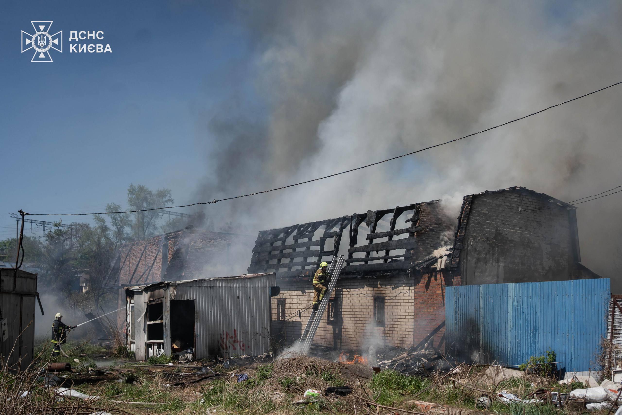 Масштабну пожежу на Куренівці спричинило загорання трави — фото і подробиці від рятувальників