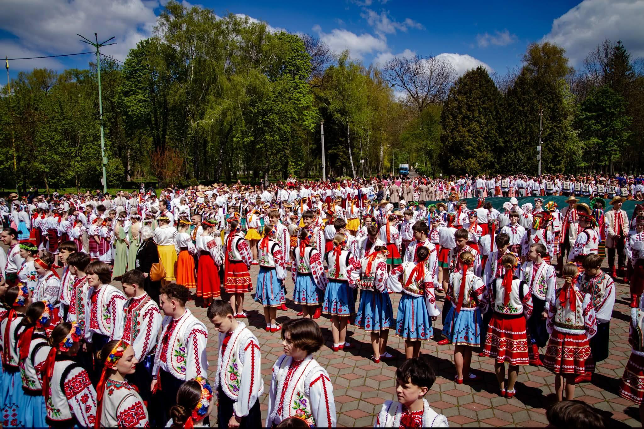 На Хмельниччині встановили рекорд України: 888 людей одночасно виконали «Краков’як»