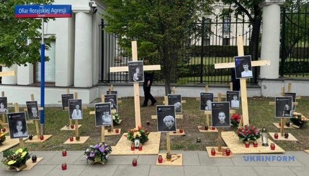 Під посольством РФ у Варшаві встановили сотні хрестів із фото вбитих росіянами українських дітей
