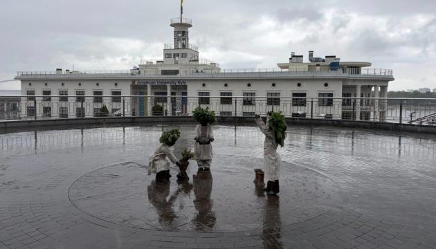 Малюків на Поштовій площі одягнули у трипільське вбрання до Дня Києва та Трійці (ФОТО)