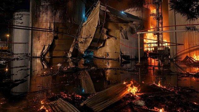 Російська атака у Чорноморську спричинила пожежу та витік 1100 тонн олії, є поранений