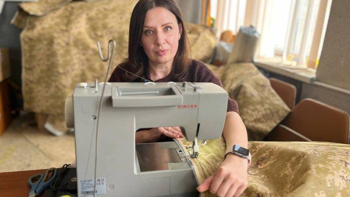 Волинянки пошили понад 2000 антидронових плащів для військових