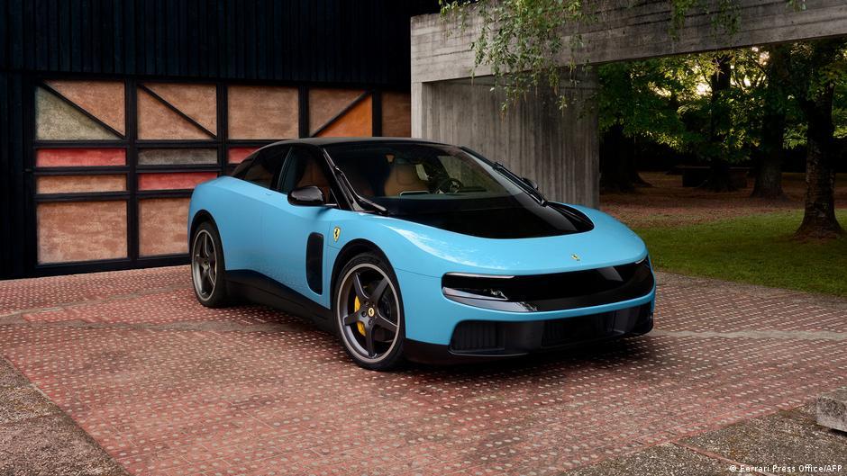 Ferrari представила свій перший електромобіль