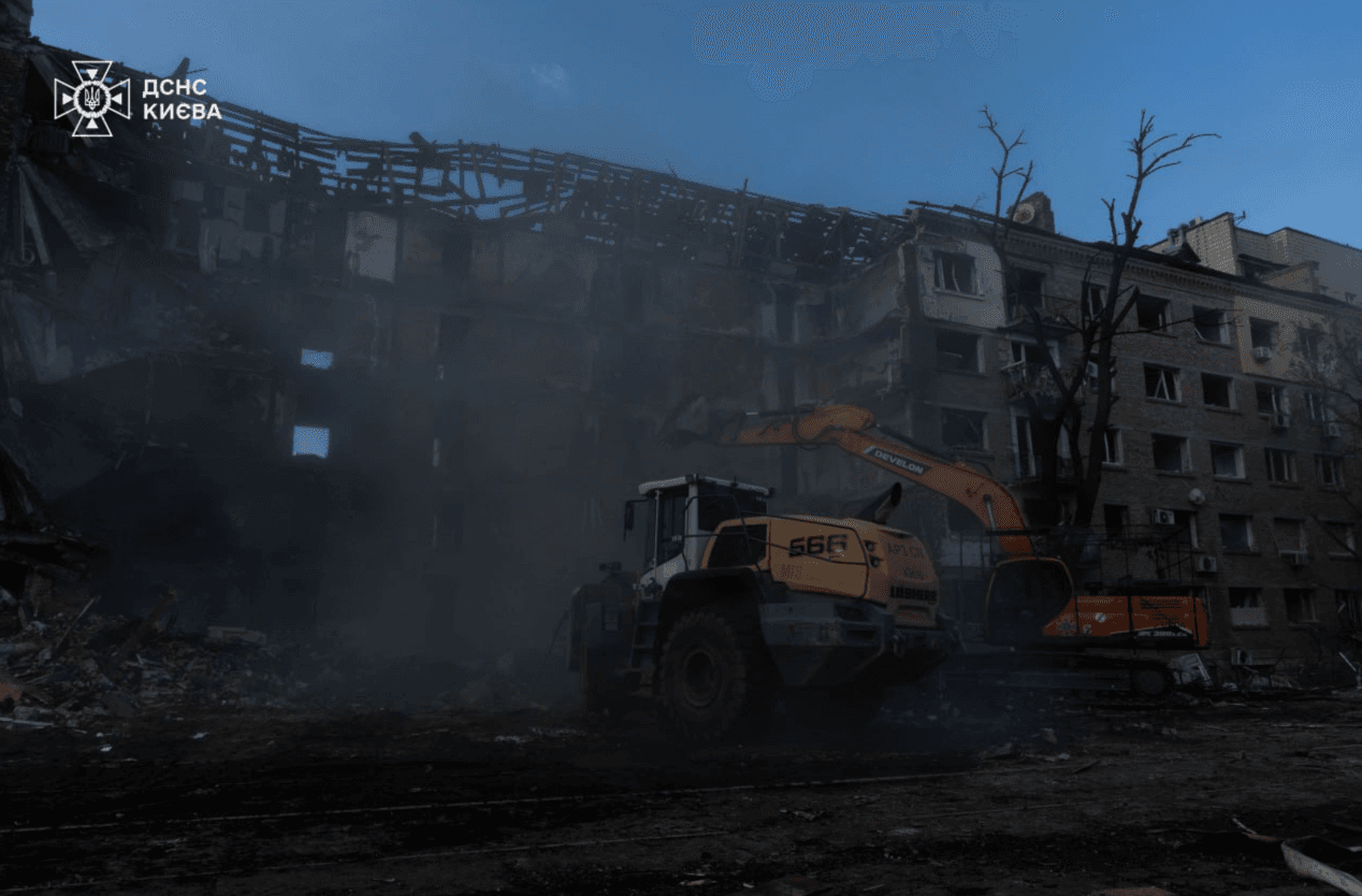 Триває ліквідація наслідків ворожого удару по Києву: кількість постраждалих зросла до 87 людей