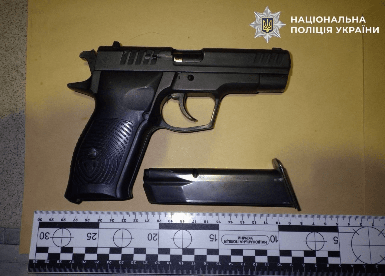 У Дніпровському районі чоловік влаштував стрілянину у дворі багатоповерхівки