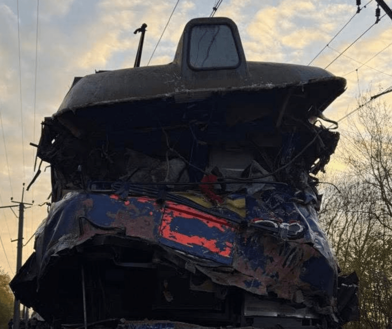 На Львівщині автокран зіткнувся з поїздом: є жертви