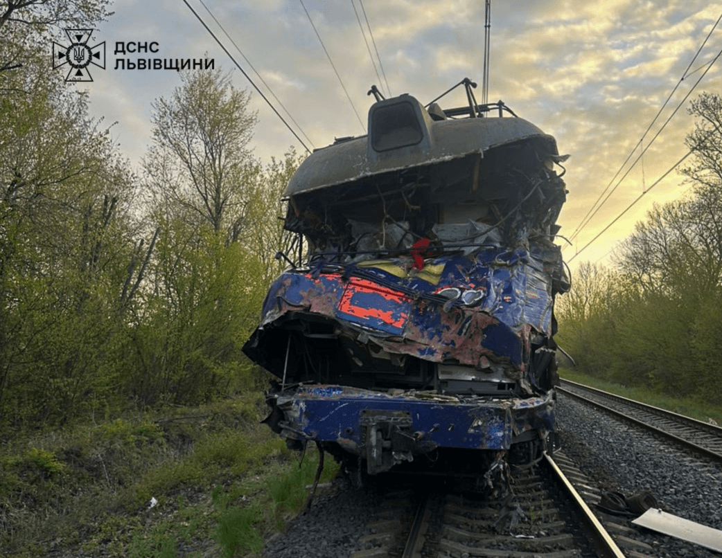 Водій автокрана, який зіткнувся з поїздом на Львівщині, помер по дорозі в лікарню