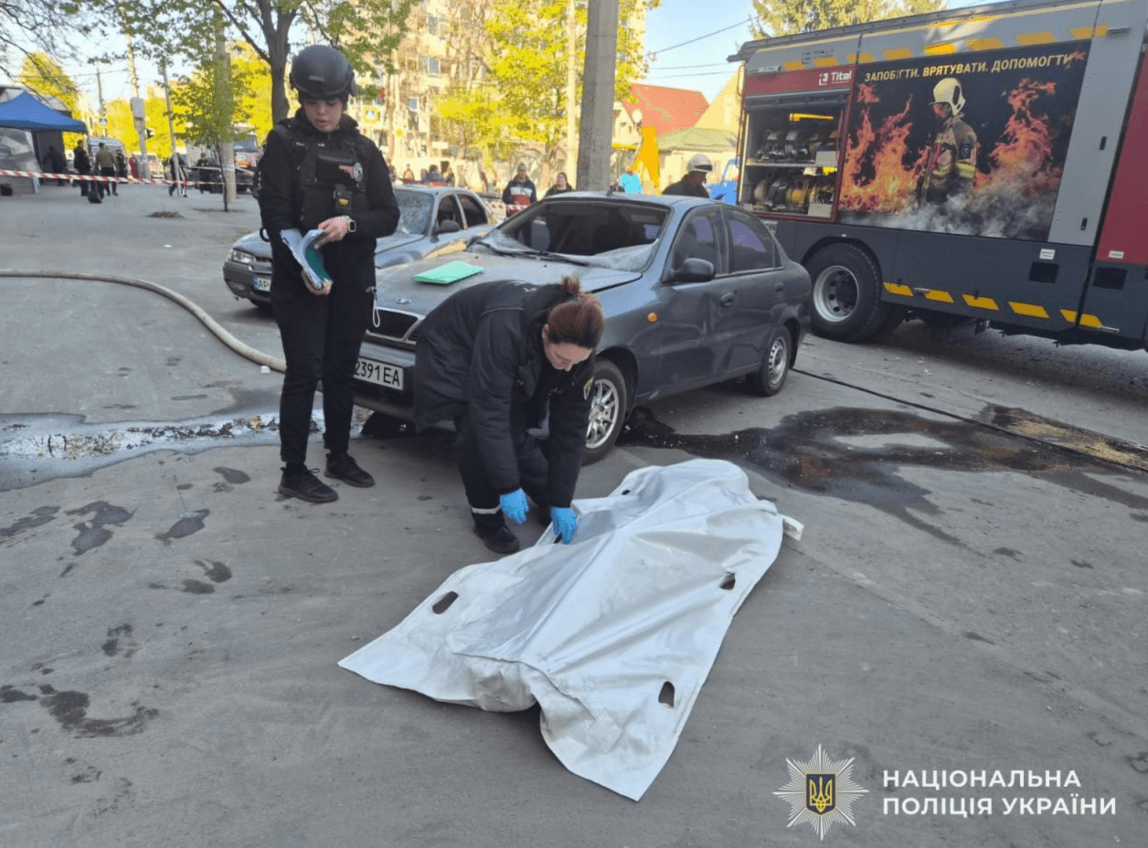Росіяни атакували житловий квартал Дніпра: є загиблі та постраждалі
