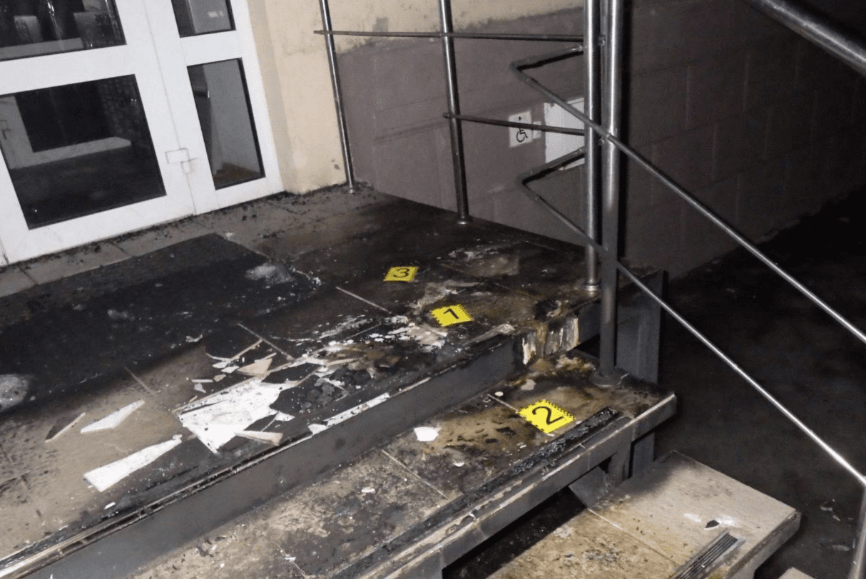 У Києві судитимуть молодика, який на замовлення псевдоправоохоронців підпалив вхід до банку