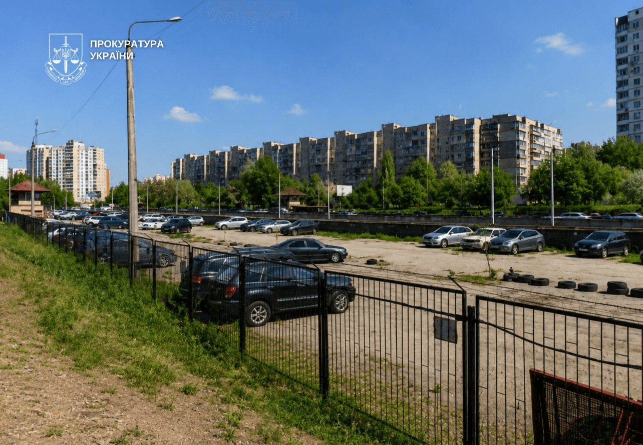 На Троєщині суд зобов’язав повернути місту землю під автостоянкою