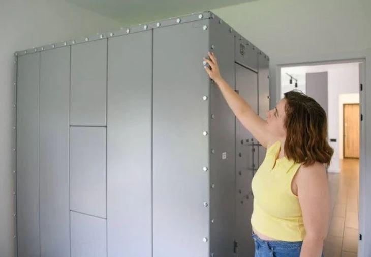 Вчителька на Київщині вже рік користується під час тривог “капсулою життя”