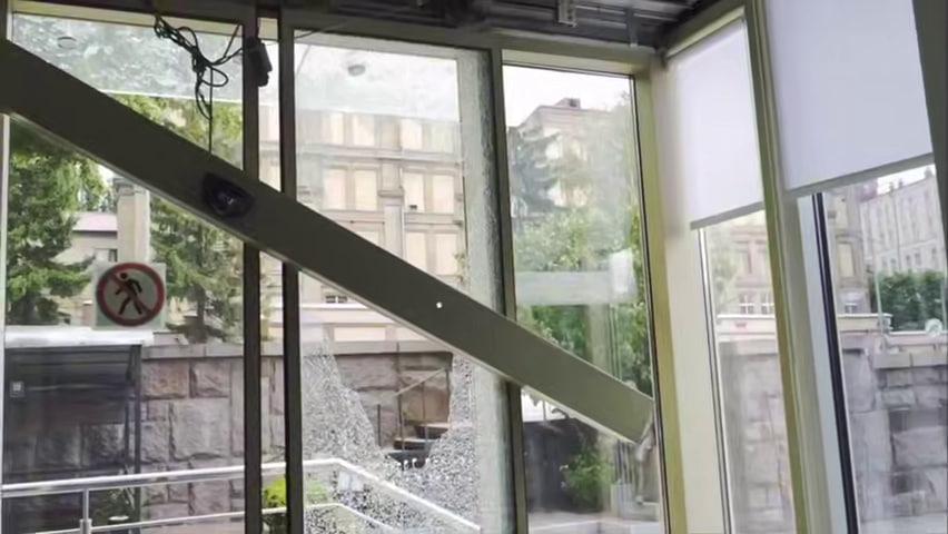 Палац «Україна» вдруге постраждав від російської атаки: відео влучання потрапило на камери