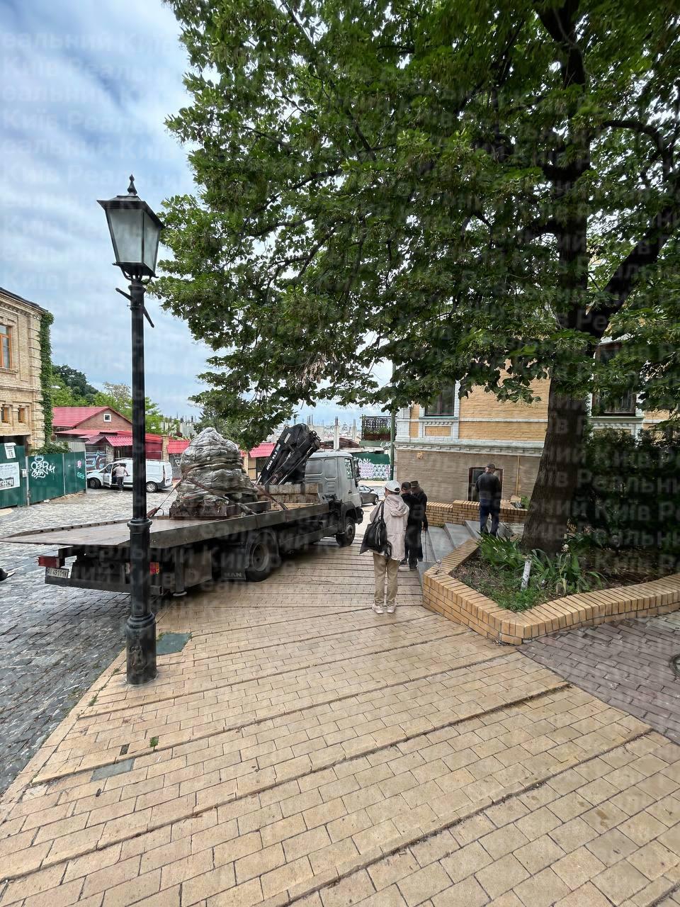 На Андріївському узвозі знесли пам’ятник Булгакову