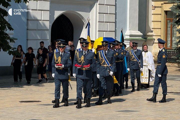 У Києві попрощалися з пілотом, який керував «Мрією» над Хрещатиком
