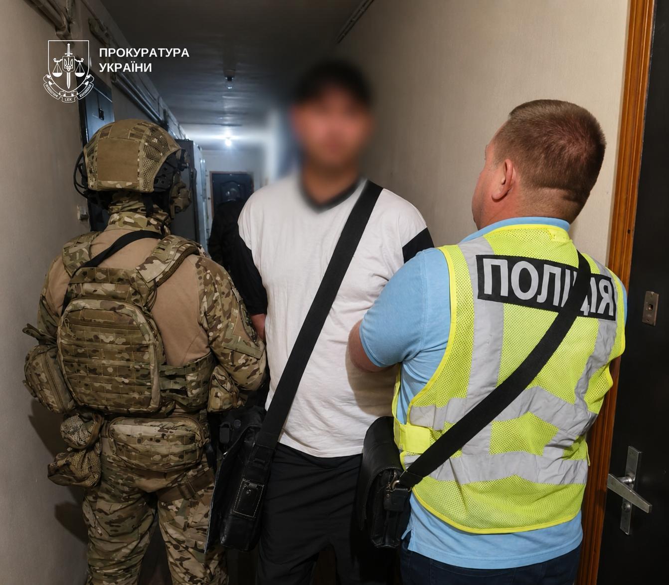 Ремонтник «за оголошенням» напав на замовницю з ножем та гранатою, зв’язав та пограбував
