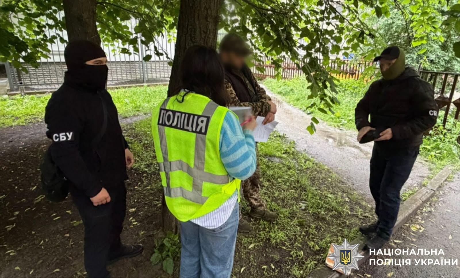 Працівник ТЦК на Київщині вимагав хабар від жінки за переведення її сина до тилової частини