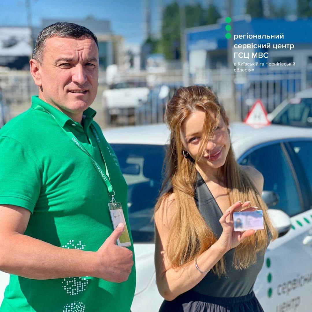 Тіна Кароль вперше отримала водійське посвідчення