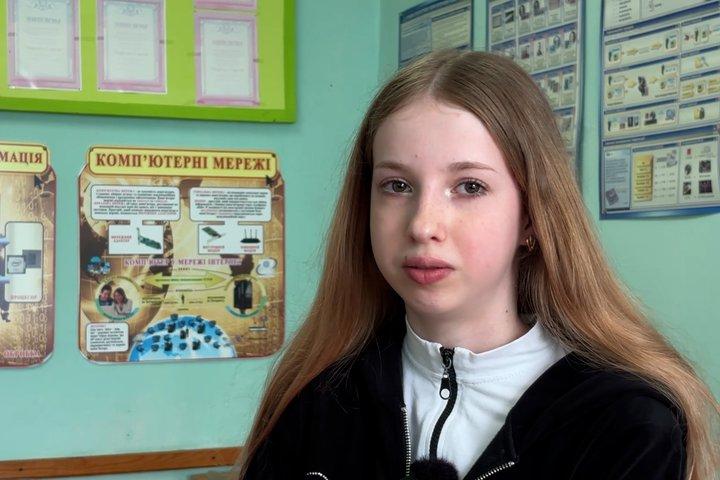 Школярка створила бюджетний смарт-браслет для людей із порушенням зору