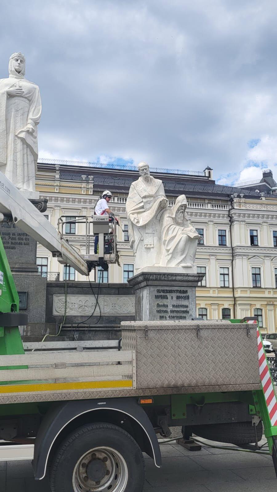На Михайлівській площі «викупали» пам’ятники княгині Ользі та просвітителям Кирилу і Мефодію