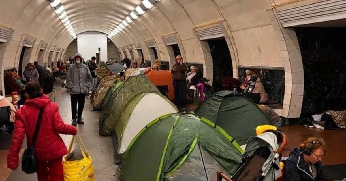У Києві зареєстрували петицію про заборону наметів і великих матраців у метро під час тривог