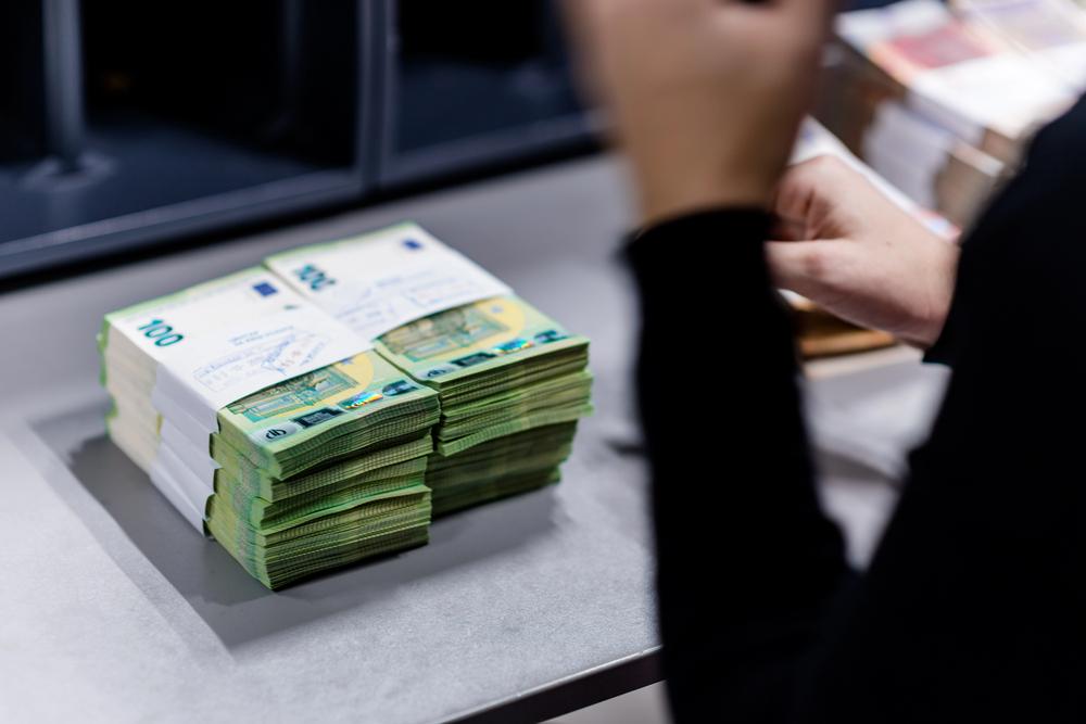 Євро продовжує падіння: який зараз курс у столичних обмінниках