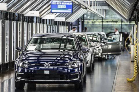 Керівники Volkswagen побоюються, що компанія під загрозою існування – опитування