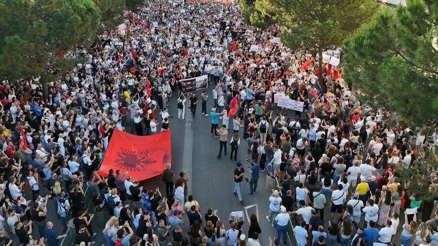 В Албанії тисячі людей протестують проти курорту, пов’язаного із зятем Трампа