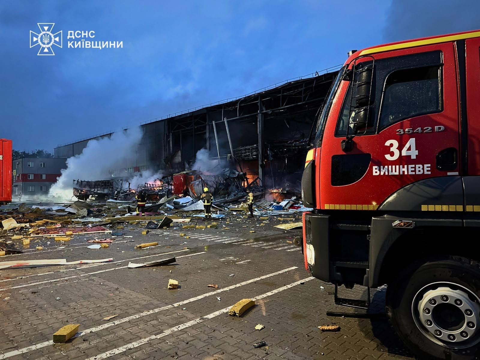 На Київщині внаслідок обстрілів постраждали троє людей, ворог також поцілив у термінал «Нової пошти»