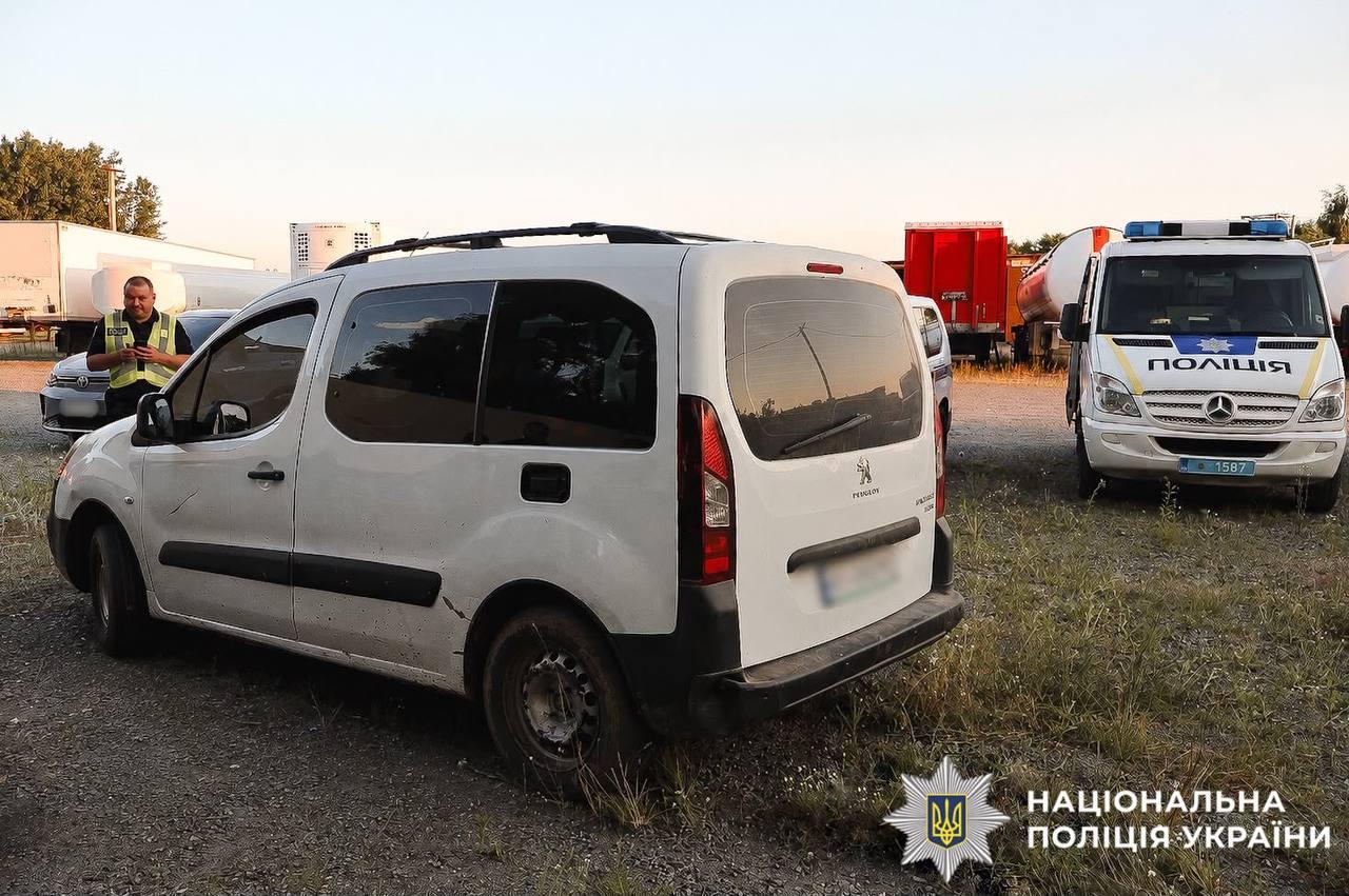 На Бучанщині п’яний водій, здаючи назад, переїхав чоловіка
