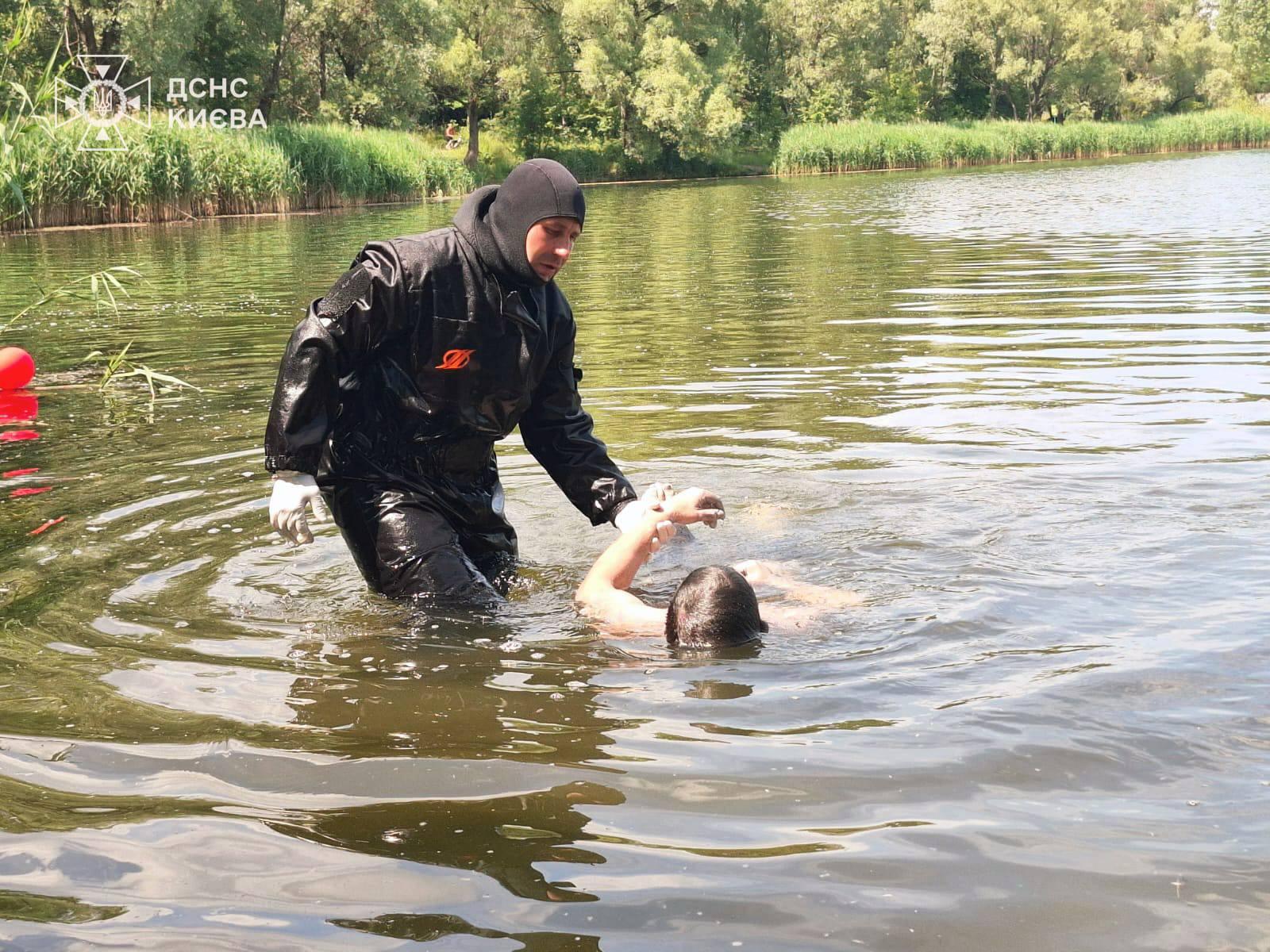 Пошуки тривали 5 діб: з озера на Оболоні дістали тіло потонулого чоловіка