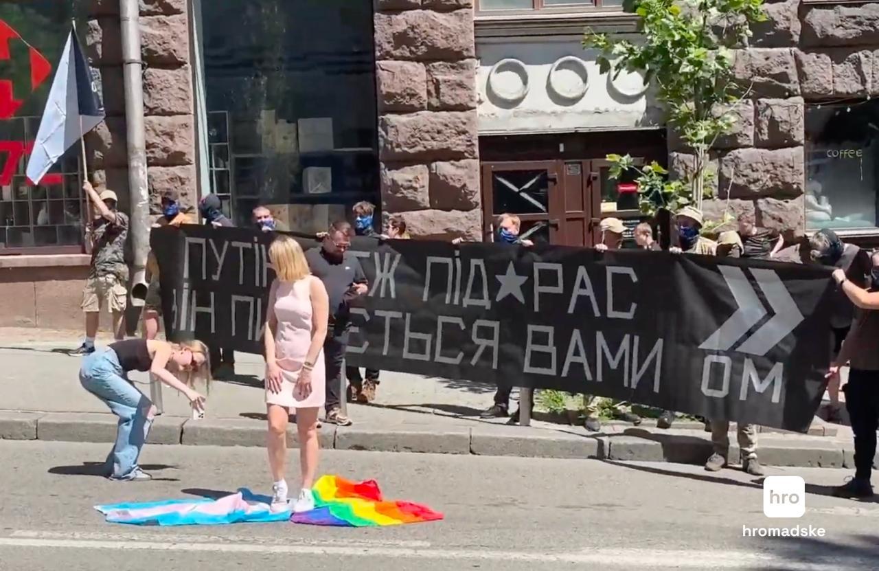 Дівчину, яка топтала ЛГБТІК+ прапори під час «КиївПрайду», звільнили з роботи