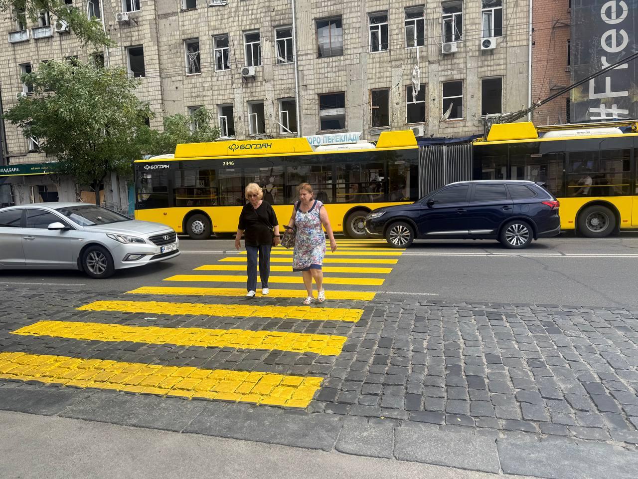 На Лук’янівці з’явився наземний перехід замість розбитого ракетою підземного