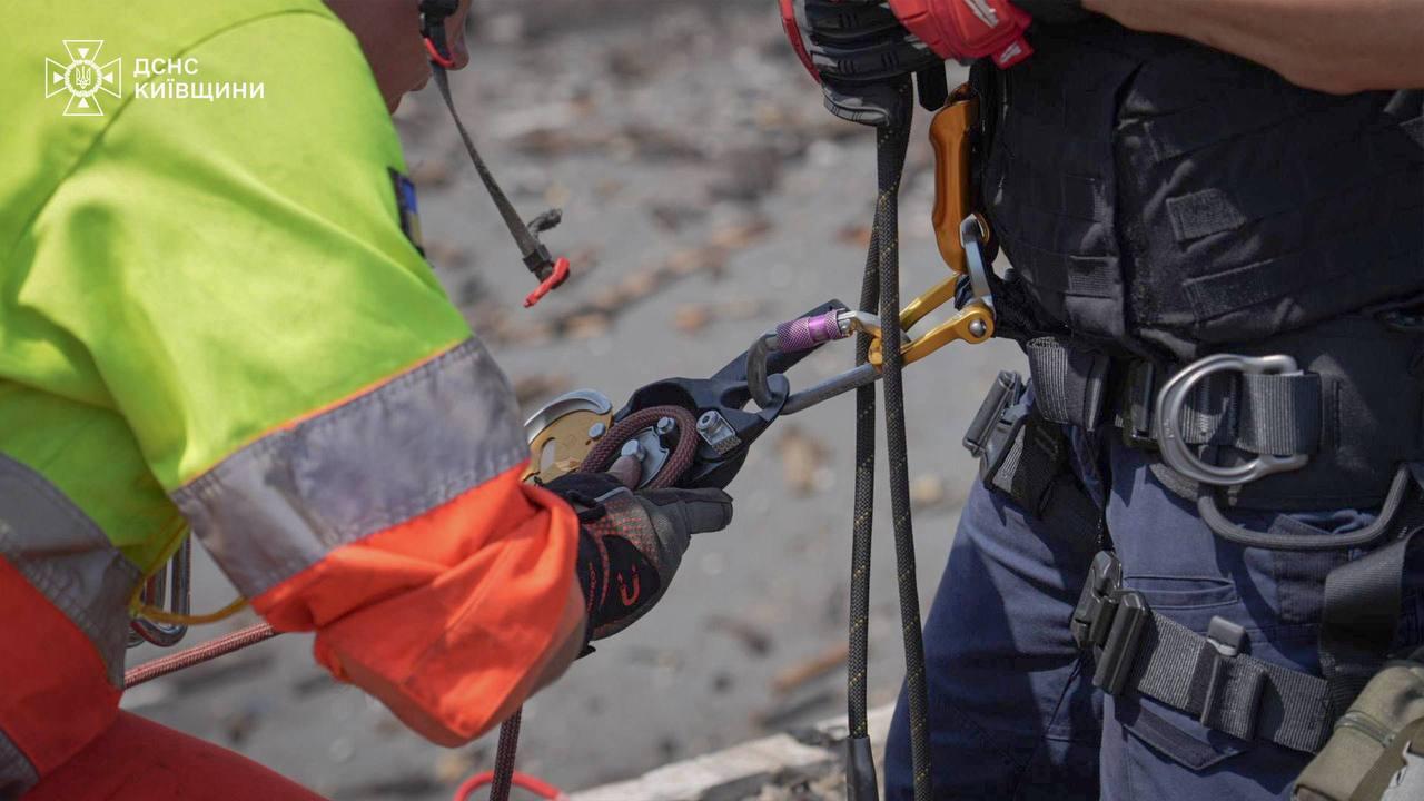 Унікальна операція у Вишневому: верхолази підняли саперів на дахи для обстеження і розмінування