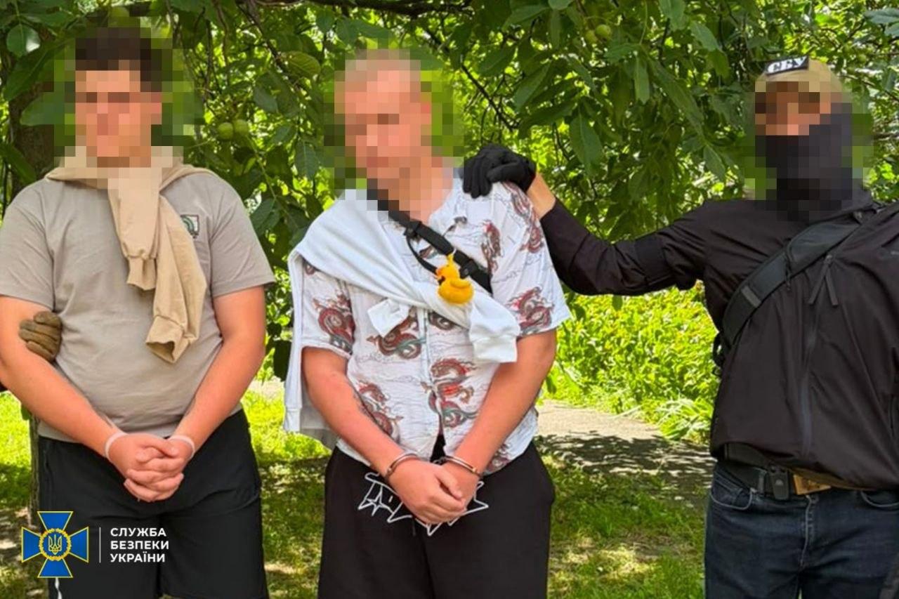 У Києві затримали двох чоловіків, які зареєстрували для росіян понад 70 терміналів Starlink