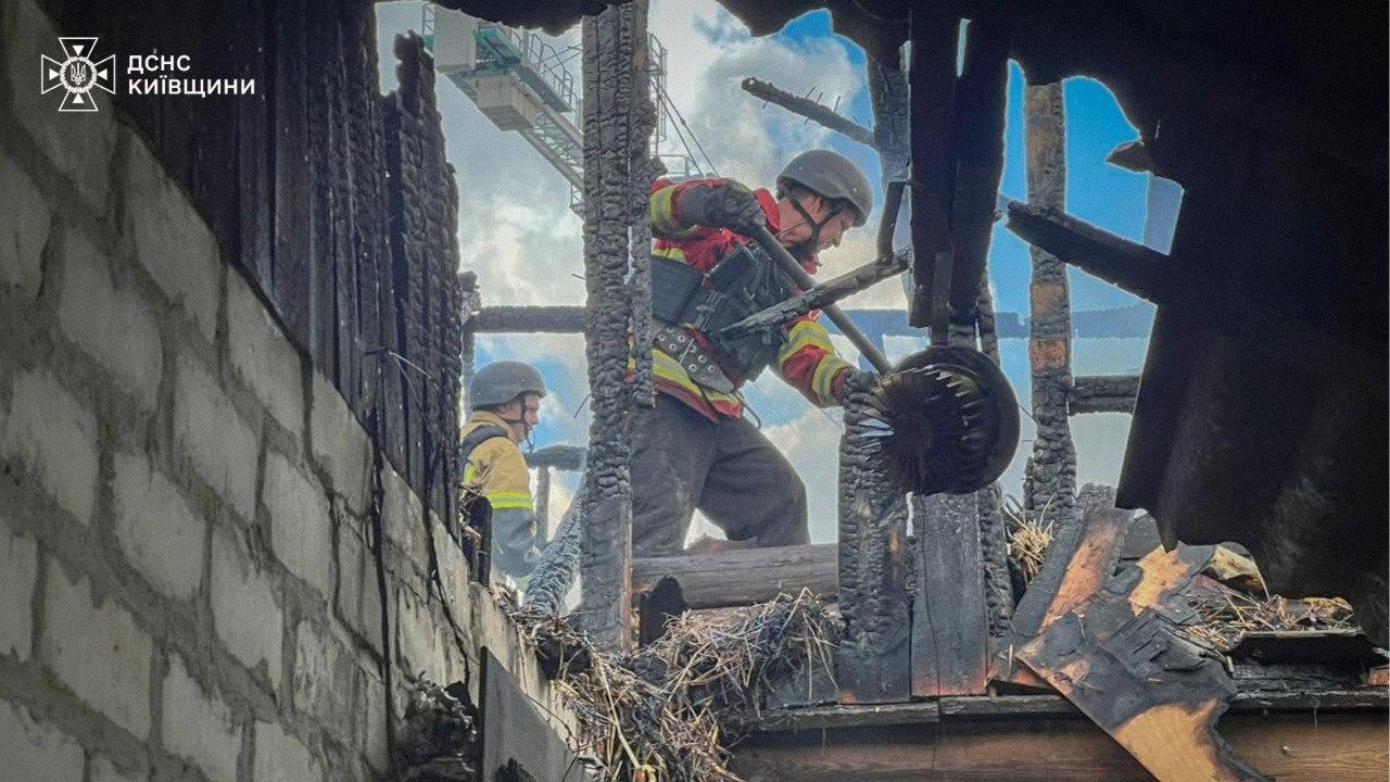 Жінок із маленькими дітьми знімали краном із сьомого поверху