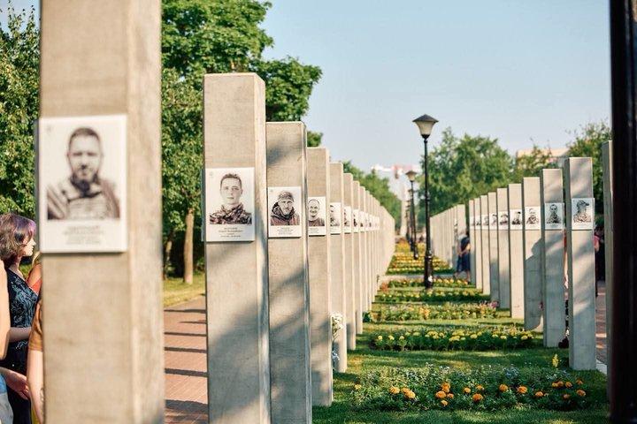 Родичів загиблих захисників, яких не влаштовує вигляд нової Алеї Героїв на Червоної Калини ігнорує місцева влада