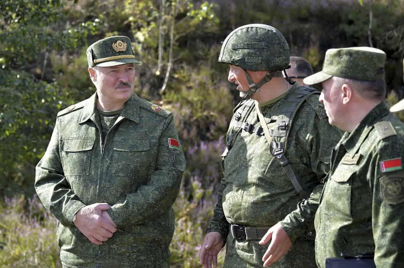Лукашенко мілітарізує молодь: навчання більше не обмежується теоретичними заняттями в класі
