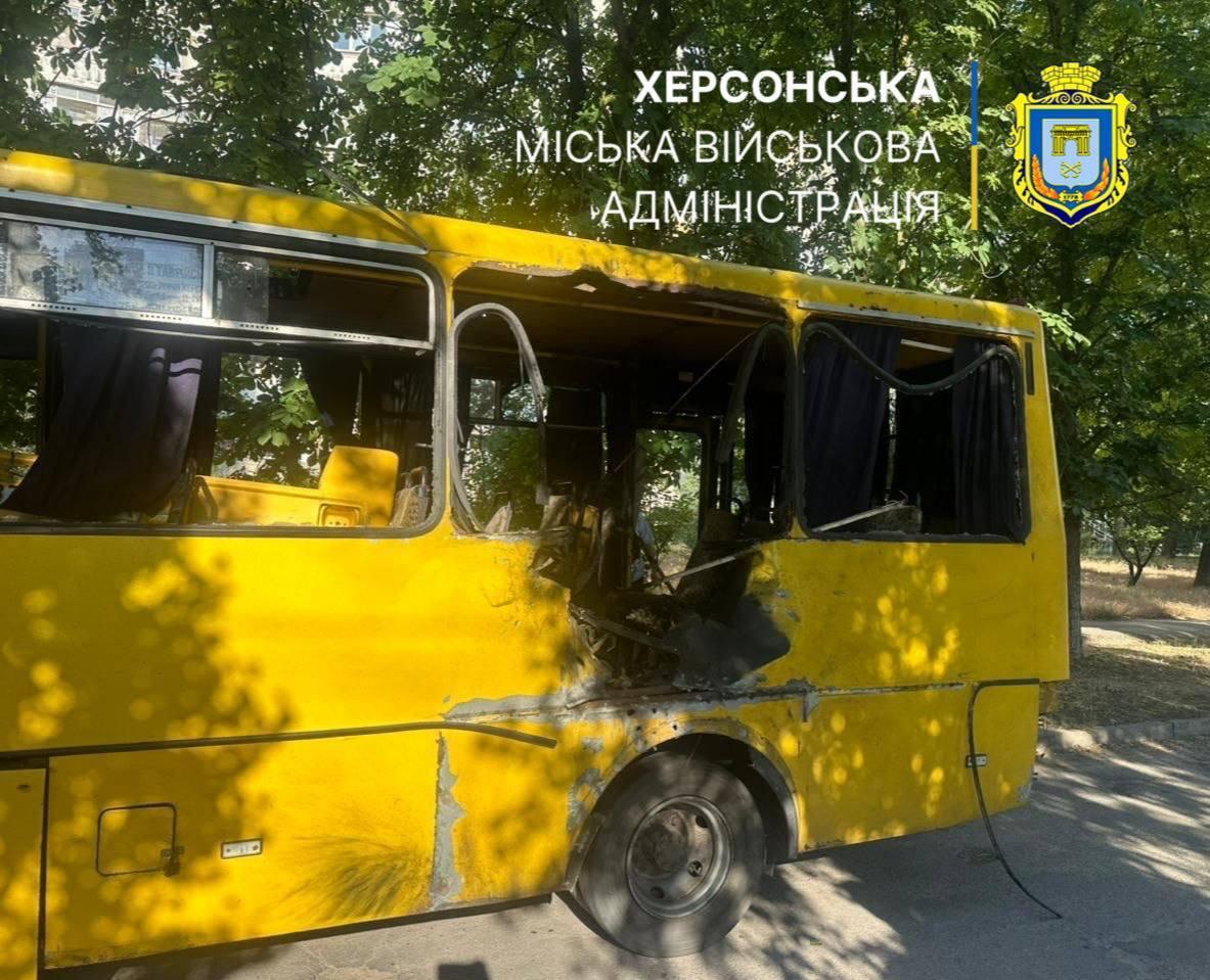 Росіяни атакували дроном маршрутку у Херсоні: є жертви