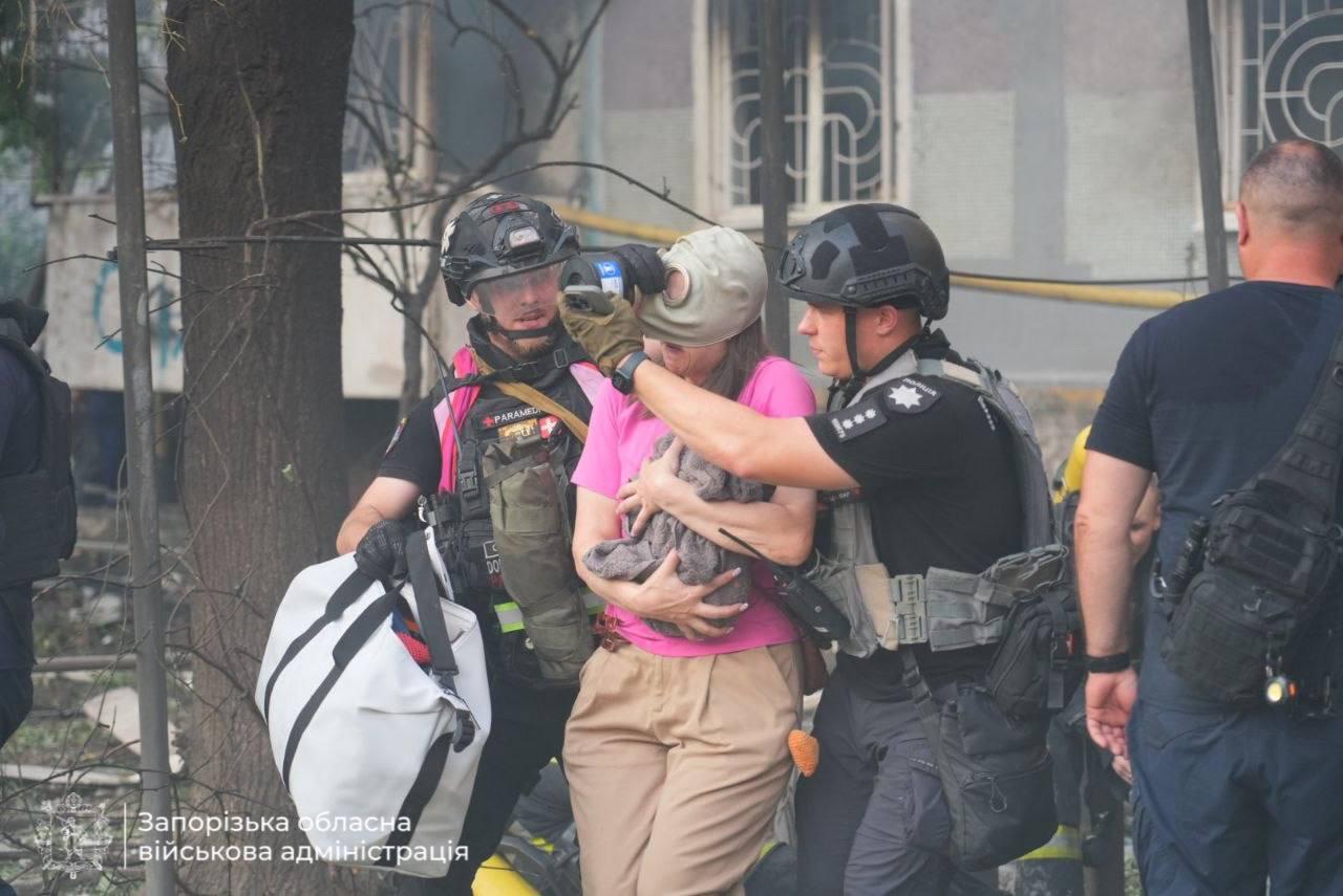 Ворог вдарив по житловим кварталам Запоріжжя – 17 поранених та двоє загиблих