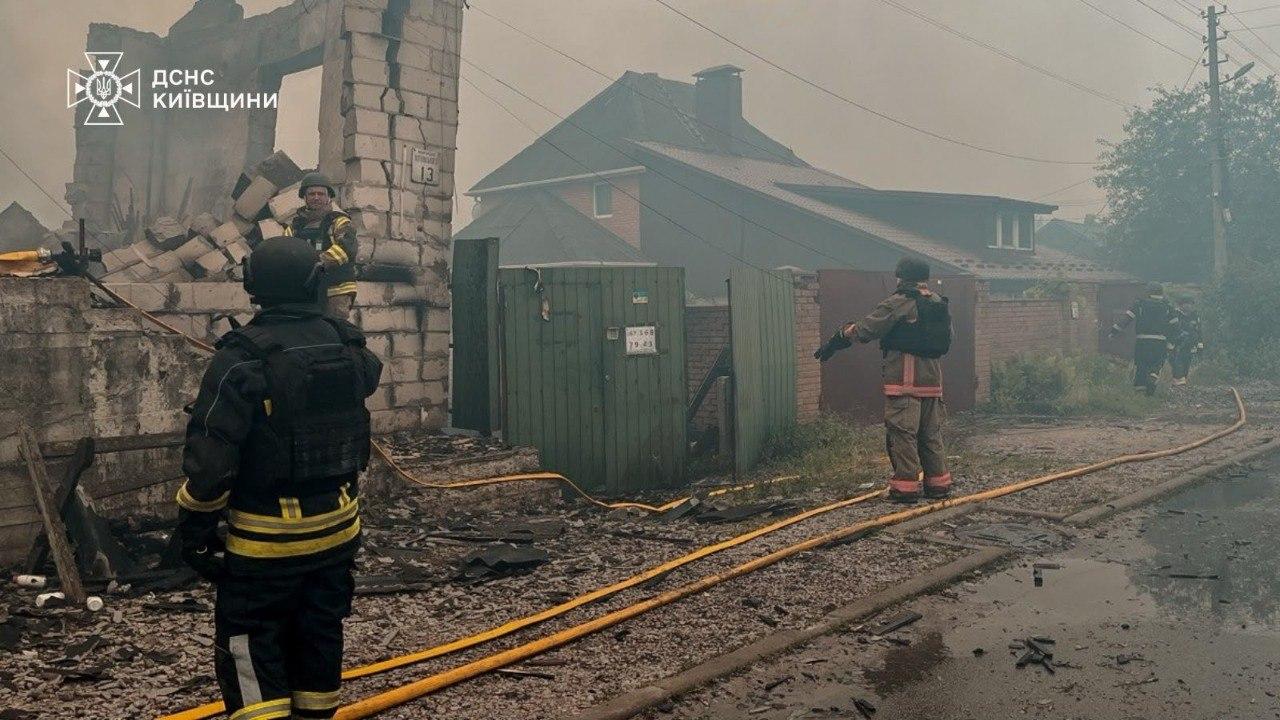 На Київщині чоловік після цілого дня пошуків знайшов собаку, яка втекла під час обстрілу