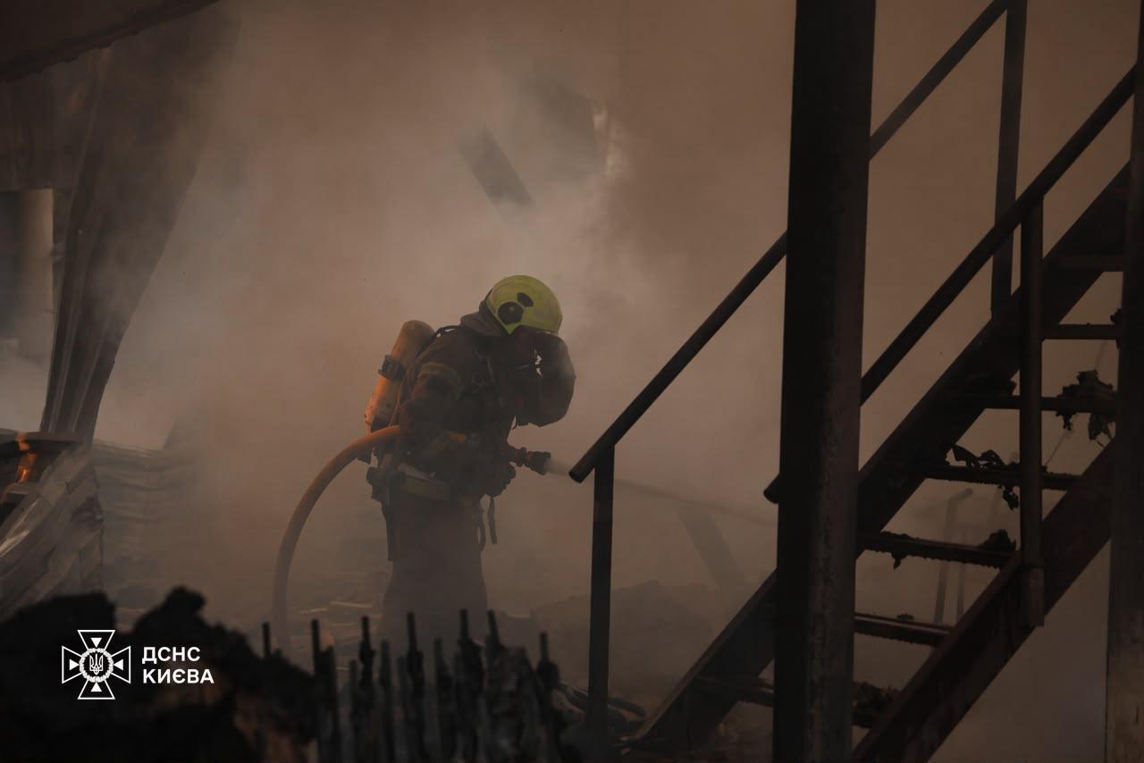 Росія вночі вдарила ракетою по Києву: постраждали 11 людей, серед них дитина
