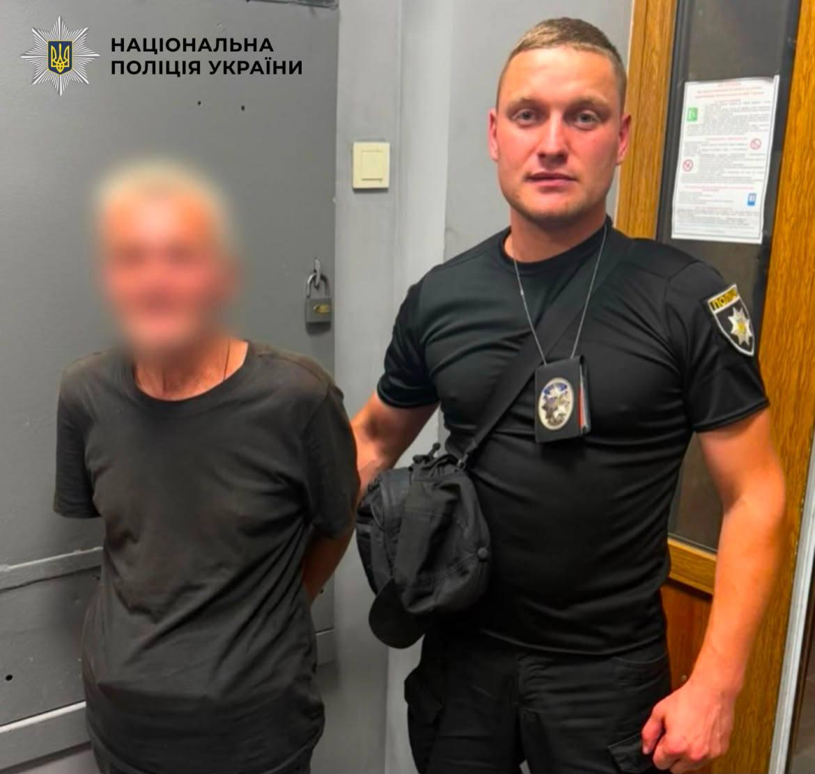 На Печерську чоловік вдарив киянку на зупинці громадського транспорту