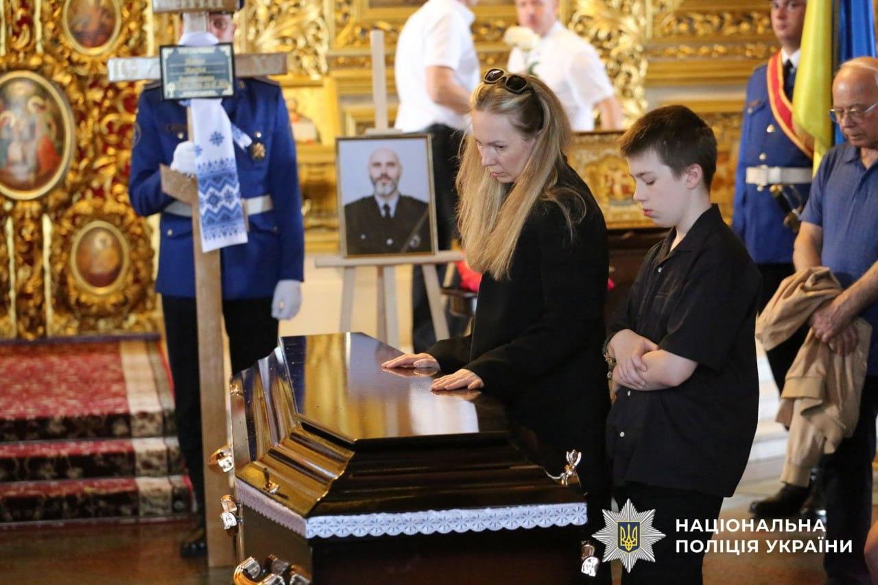 У Києві попрощалися з двома поліцейськими-вибухотехніками, які загинули під час розмінування Харківщини