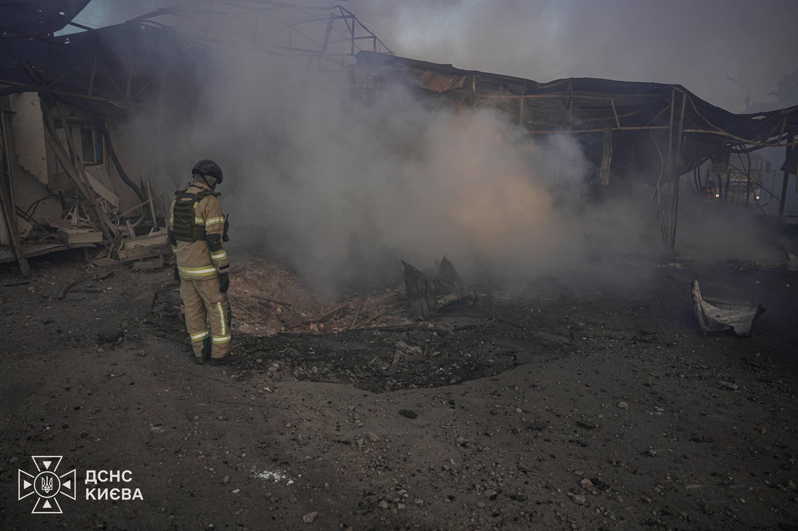 Внаслідок обстрілу в Києві було пошкоджене скління підземного переходу на «Почайній»