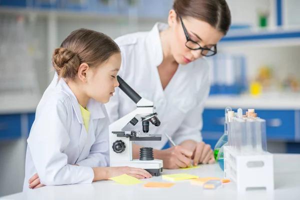 У Києві майже немає охочих стати вчителями фізики та хімії: на дві спеціальності подали лише 29 заяв