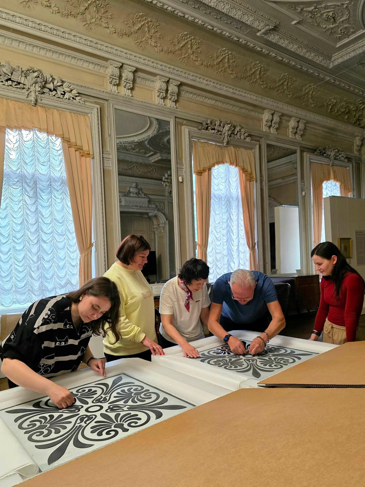 Музей у Києві відновив історичний вітраж, пошкоджений російською ракетою