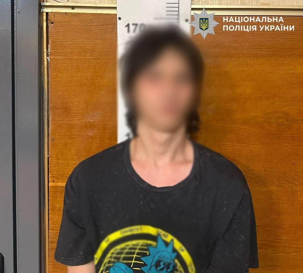 17-річний хлопець погрожував рідним та поранив ножем  поліцейського, який приїхав на виклик