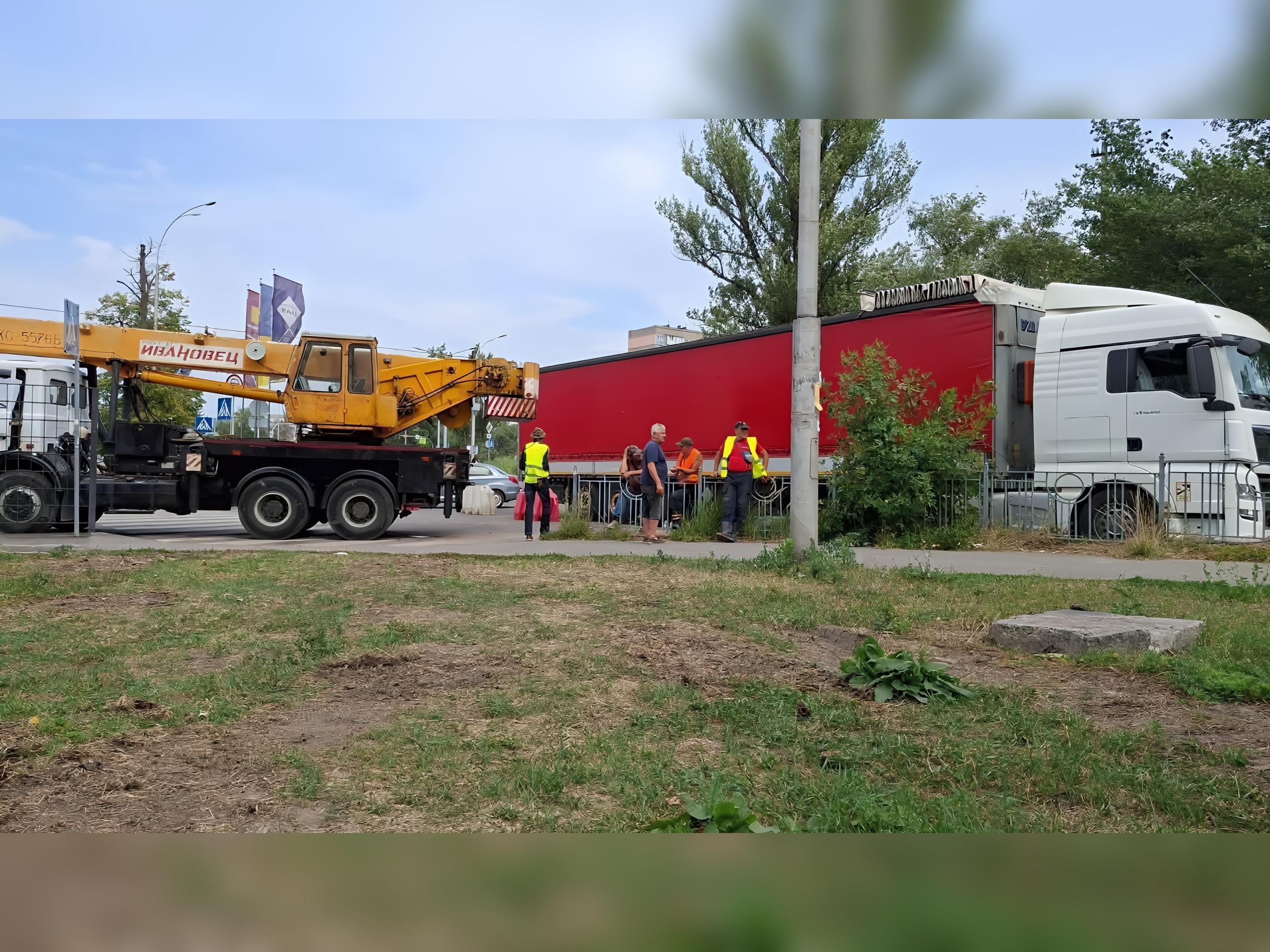 На Теремках відновили роботи, попри обіцянку на два тижні призупинити вирубку дерев