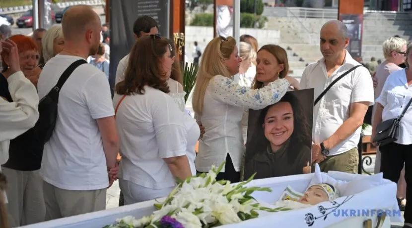 Загинула, рятуючи людей після удару РФ: у Києві попрощалися з 20-річною волонтеркою