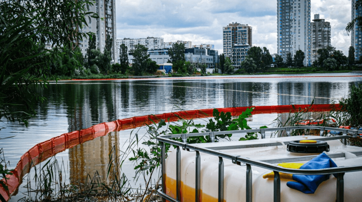 Озеро Кирилівське та Сирецький струмок почали очищати біопрепаратом після атаки РФ